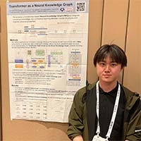 伊藤優成（D1）が機械学習分野における世界トップレベルの国際会議 ICLR 2025 で、西堀結貴（M1）がその材料研究応用に関するサテライト会議 AI4Mat で、それぞれポスター発表を行いました。