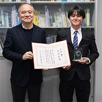 西堀結貴（B4）が、工学部の各学科目およびコースの成績優秀者を表彰する工学賞を受賞しました。