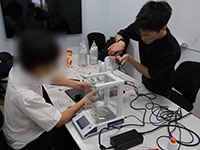 大阪大学SEEDSプログラム（実感コース）において、「ロボットとAIによる科学研究に挑戦してみよう」と題した高校生向け体感科学研究を実施しています。本日の研究ではさまざまな粉末と匙を組み合わせて協働ロボットを用いた粉体秤量を行い、その秤量精度を評価しました。