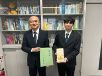 高垣典寿（B4）が、各学部・各学科で最も優秀な卒業生を表彰する楠本賞を受賞しました。