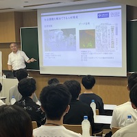 大阪大学工学部のオープンキャンパスが開催されました。応用自然科学科応用物理学科目の模擬講義において、小野がAIとロボティクスを使った科学実験に関する講義を行い、粉体粉砕ロボットの実演を行いました。